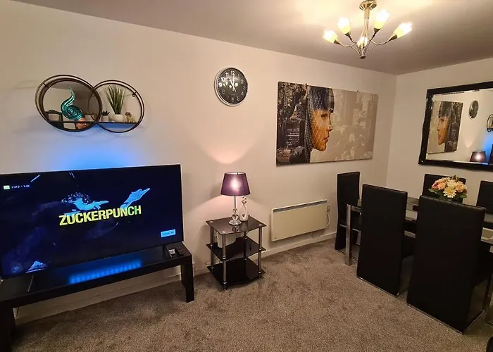 Luxury 2 Bed Apt With Free Wi-Fi & Parking