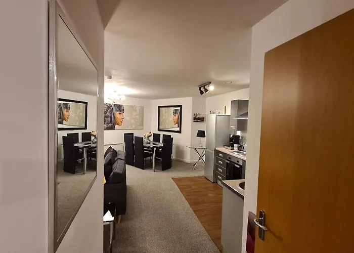 Luxury 2 Bed Apt With Free Wi-Fi & Parking